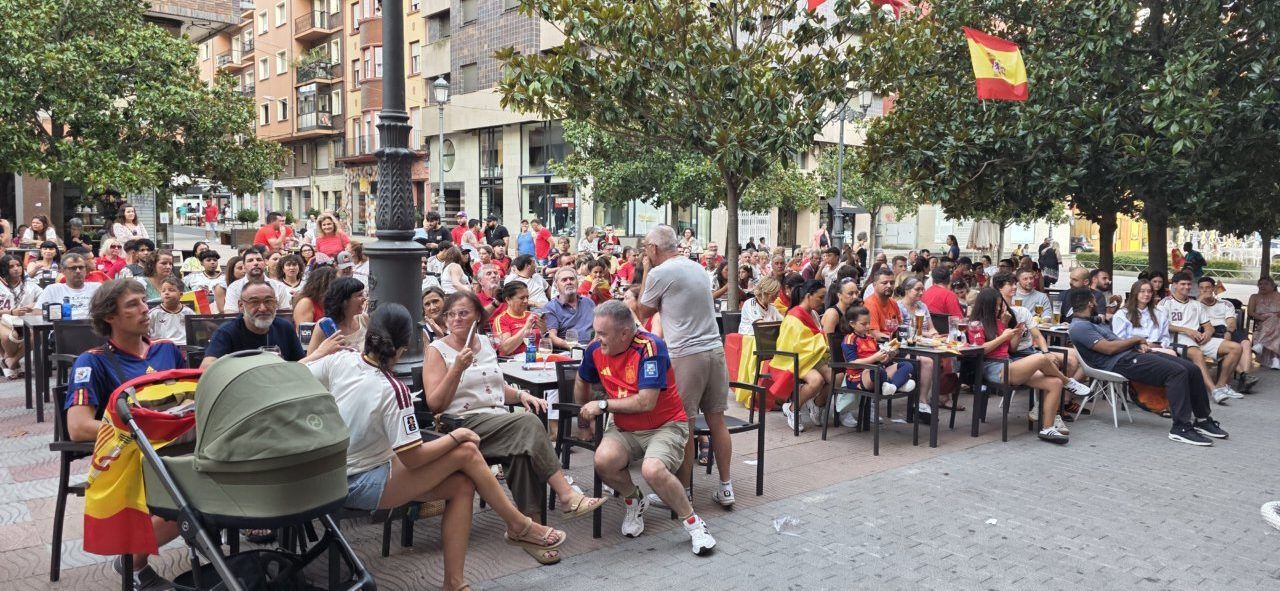 Aficionados en la Plaza Fernando Miranda durante la final del Mundial España-Argentina