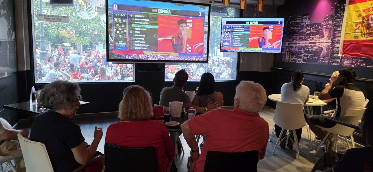 Aficionados viendo la final del Mundial en un bar de Ponferrada