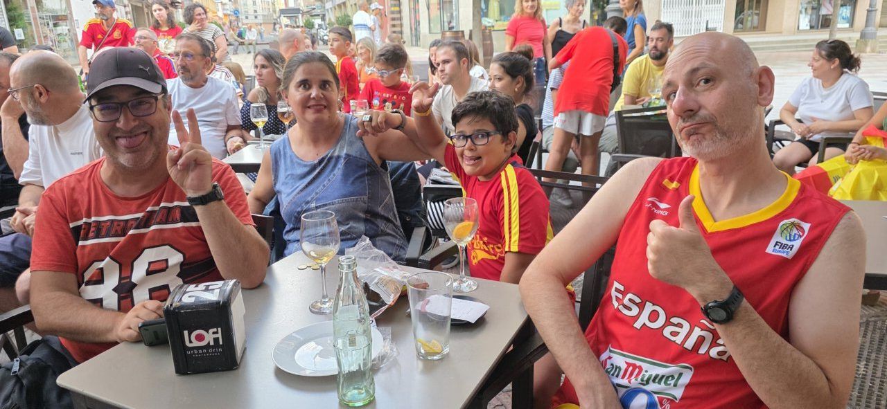 Aficionados celebrando en un bar durante la final del Mundial España-Argentina