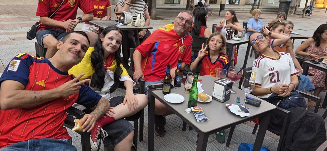 Aficionados celebrando la final del Mundial entre España y Argentina en Ponferrada