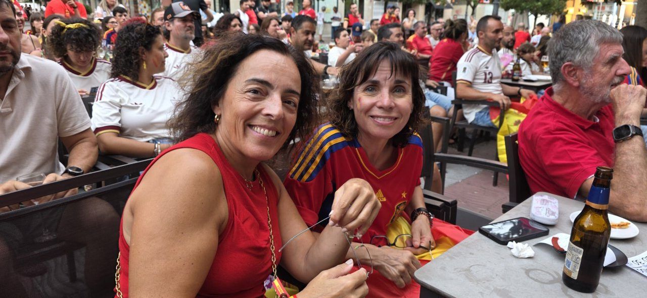 Aficionados en Ponferrada disfrutando de la final del Mundial España contra Argentina