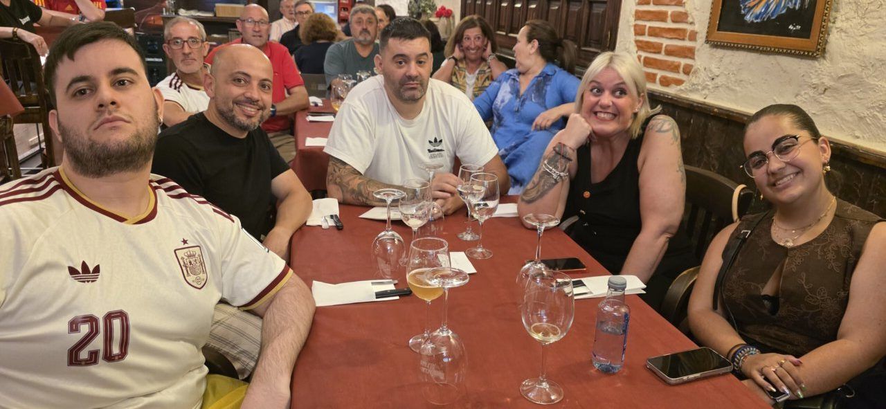 Grupo de personas disfrutando en un bar durante la final del Mundial