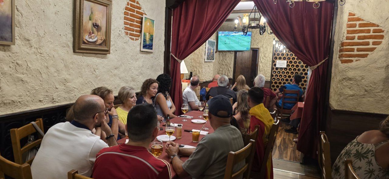 Aficionados viendo la final del Mundial en un bar de Ponferrada