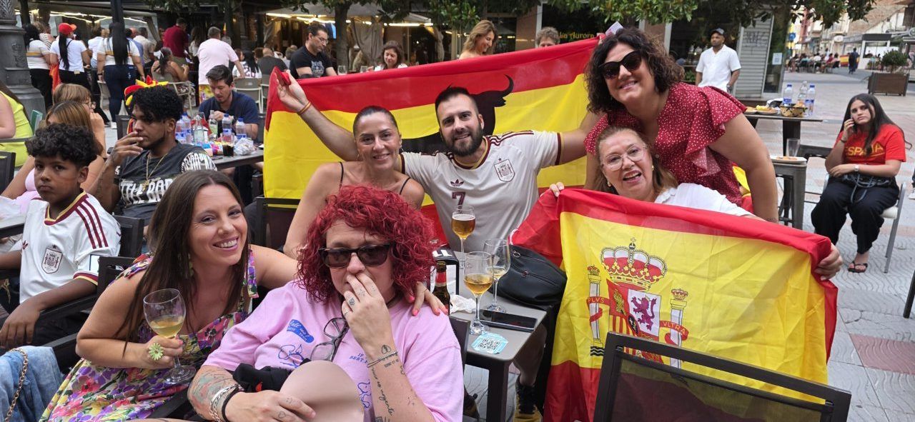 Aficionados celebrando la final del Mundial entre España y Argentina en Ponferrada