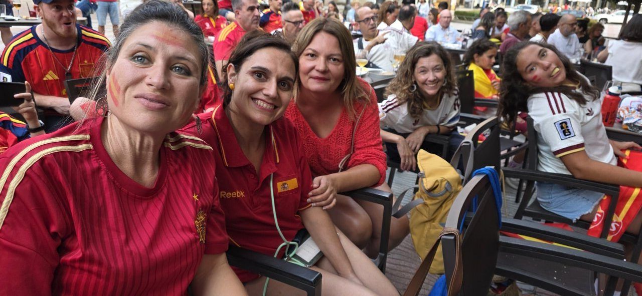 Aficionados celebrando la final del Mundial entre España y Argentina en Ponferrada