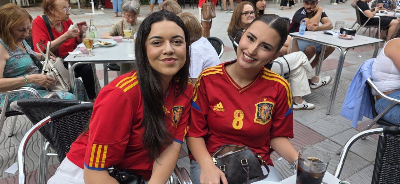 Dos mujeres sonriendo en la Plaza Fernando Miranda durante la final del Mundial