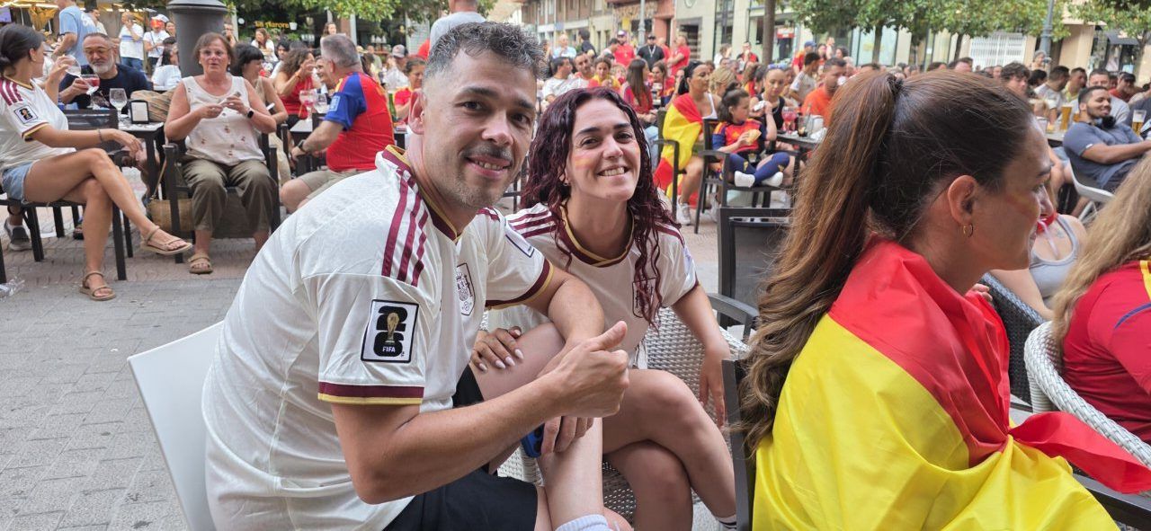 Aficionados celebrando la final del Mundial entre España y Argentina en Ponferrada.
