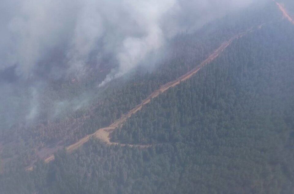 Vista aérea del incendio forestal en San Pedro de Olleros con humo y árboles
