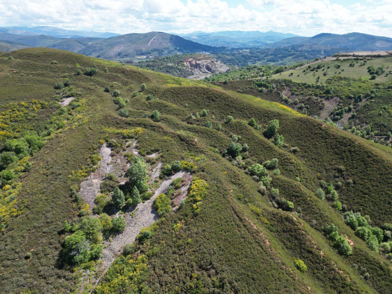Vista aérea de las explotaciones mineras en los Ancares leoneses