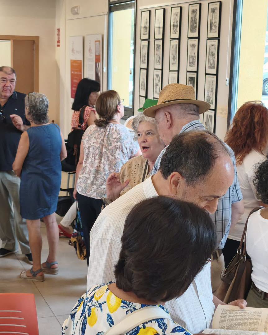 Personas visitando la exposición sobre El Señor de Bembibre en Arganza