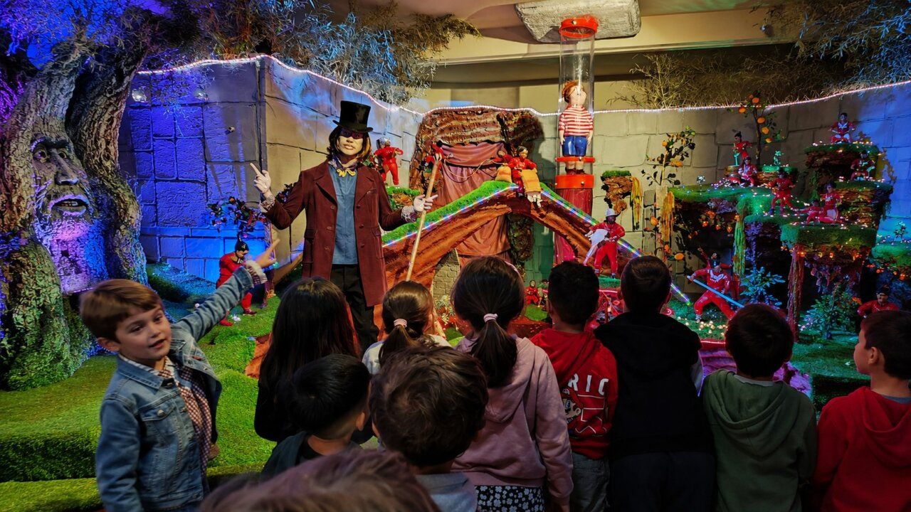 Niños observando una exposición de Tim Burton en el museo.