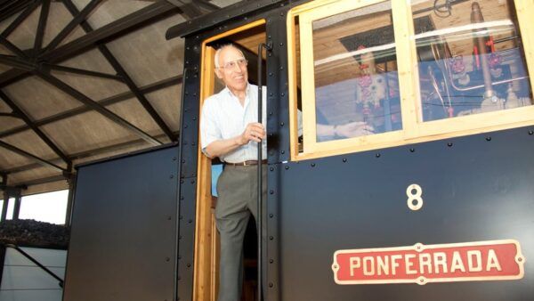 Hombre sonriendo desde el interior de un tren en la Fábrica de Luz