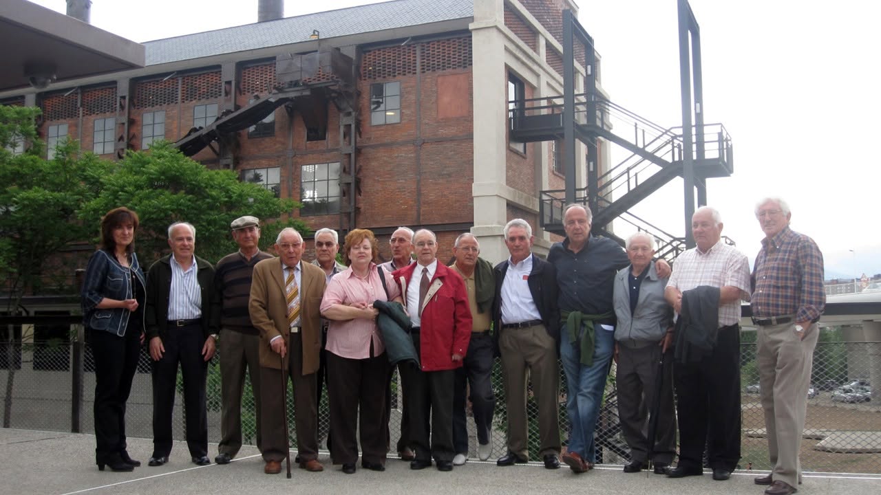 Grupo de antiguos trabajadores en la Fábrica de Luz durante el aniversario