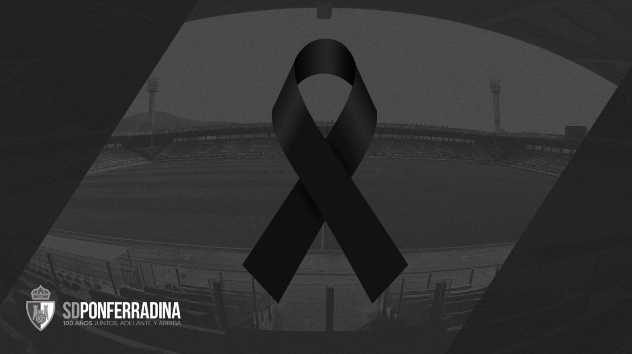 Estadio de la SD Ponferradina con un lazo negro en señal de luto