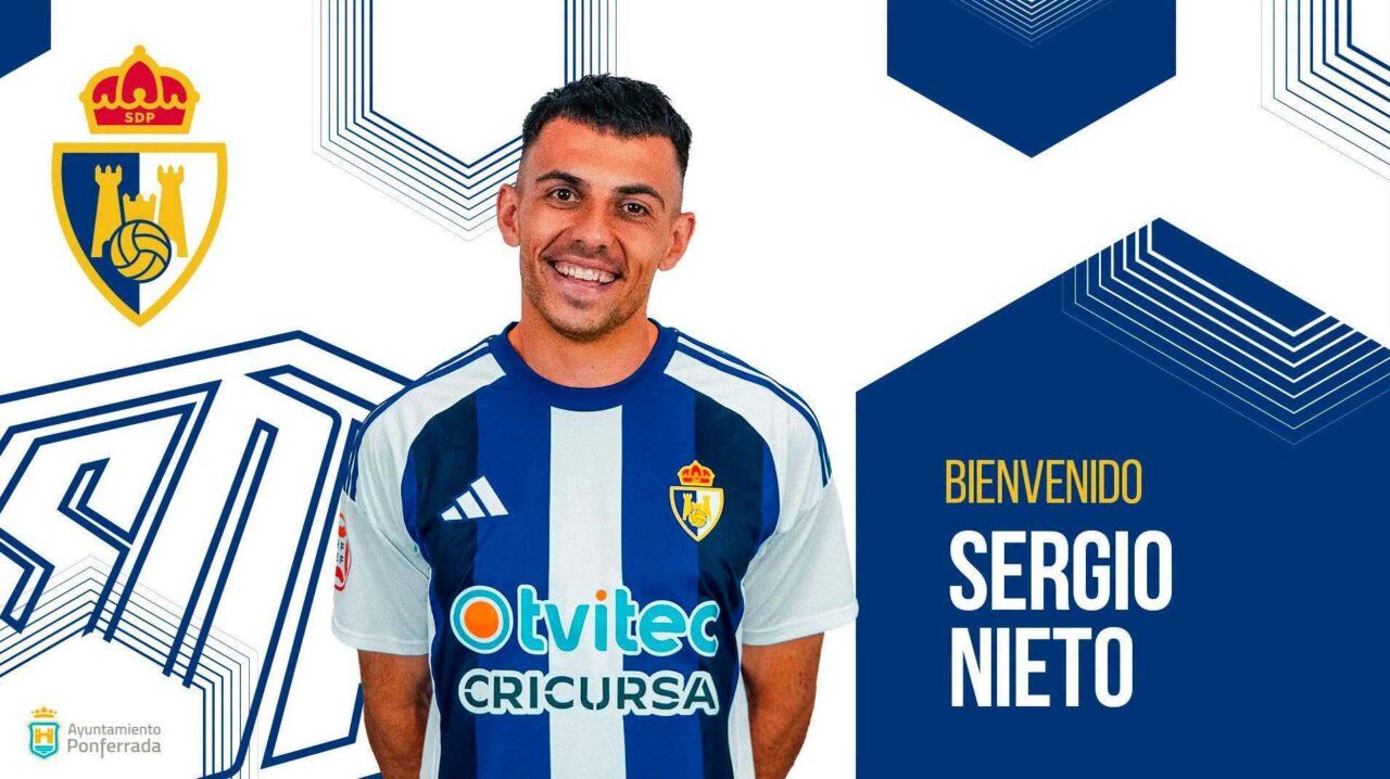 Sergio Nieto posando con la camiseta de la Ponferradina