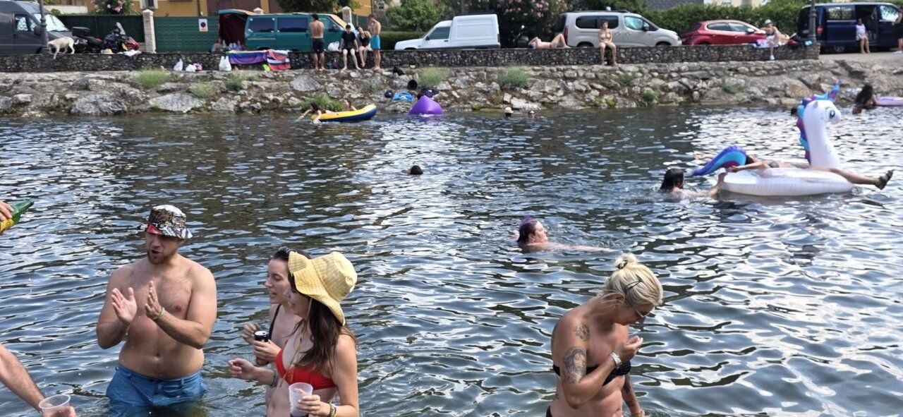 Grupo de personas disfrutando en el agua durante una fiesta de verano