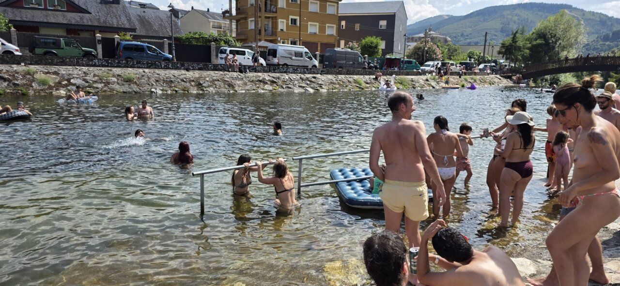 Personas disfrutando de un día de verano en el río