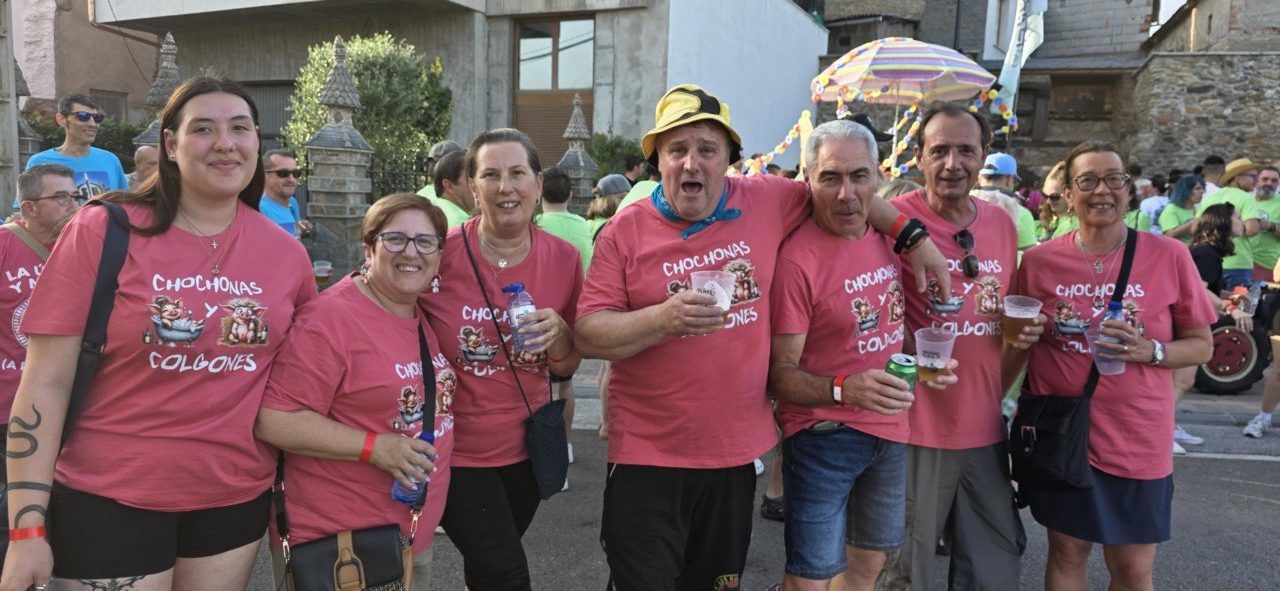 Grupo de personas disfrutando en la fiesta del Sábado de Peñas en Toral de los Vados