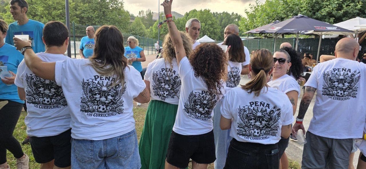 Grupo de personas disfrutando en el Sábado de Peñas en Toral de los Vados