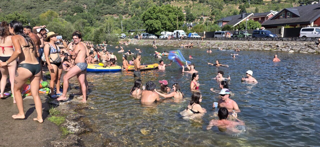 Grupo de personas disfrutando en un lago durante el verano