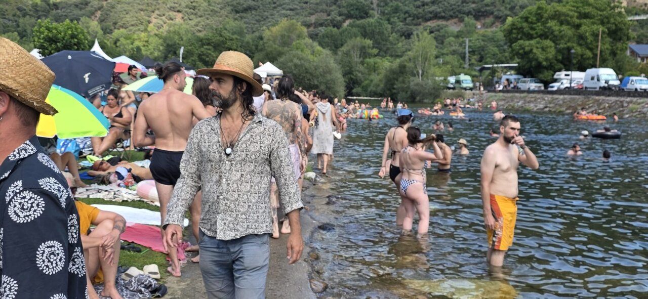 Personas disfrutando de un festival junto al río en verano