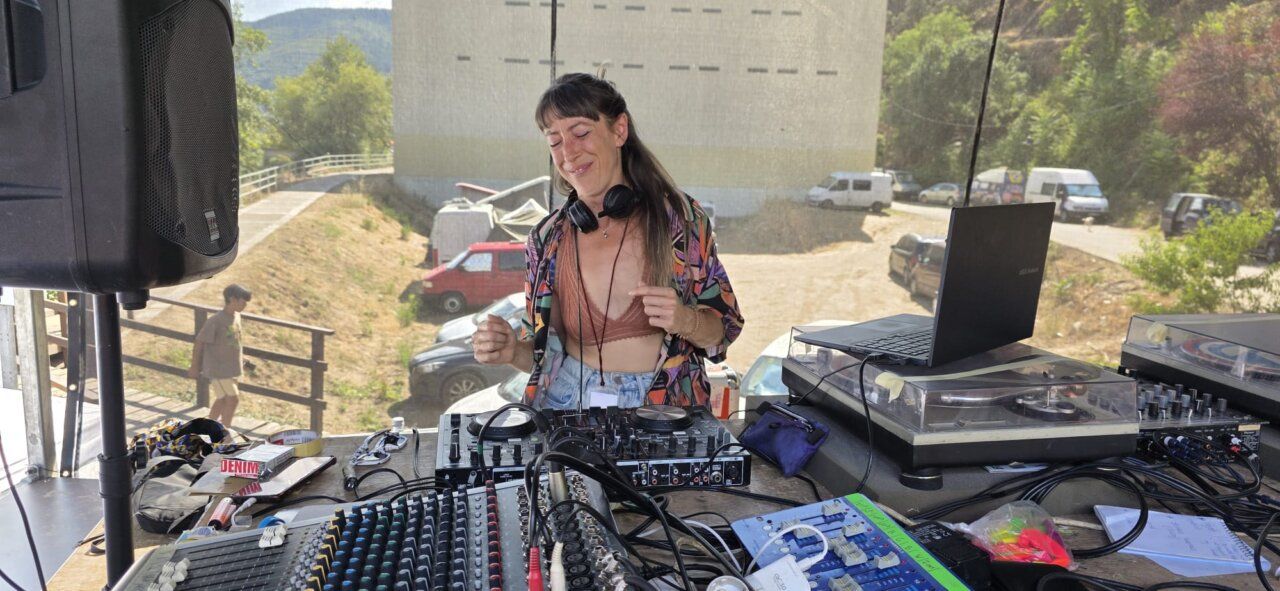 DJ disfrutando mientras toca música en un festival al aire libre