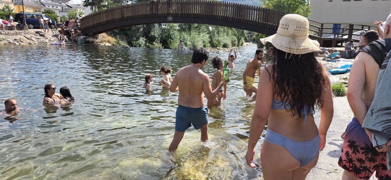 Grupo de personas disfrutando en una piscina al aire libre en verano