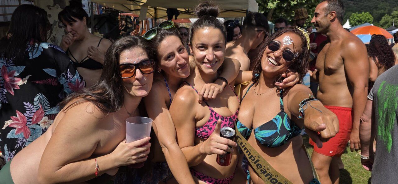 Grupo de amigas disfrutando en una fiesta de verano al aire libre