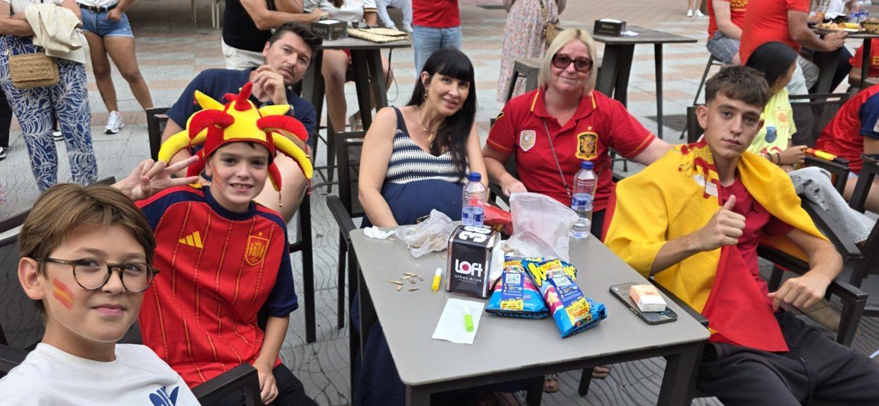 Aficionados de España y Argentina disfrutando del Mundial en Ponferrada