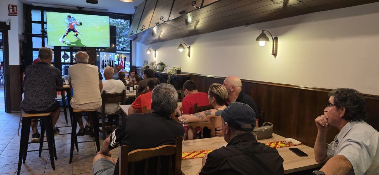 Aficionados viendo la final del Mundial en un bar de Ponferrada