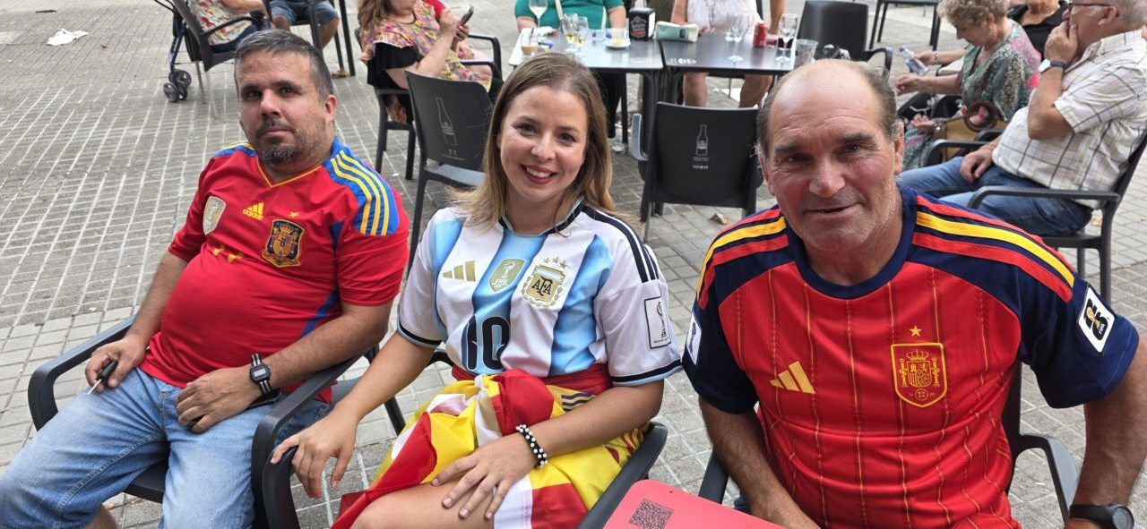 Aficionados de España y Argentina en un bar durante la final del Mundial