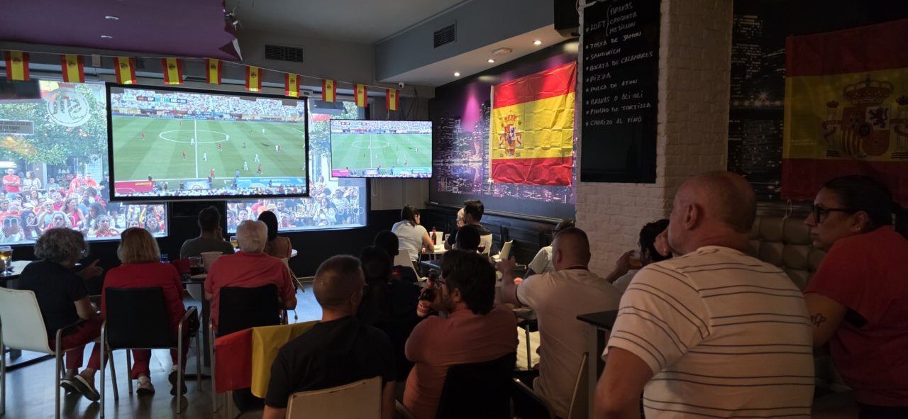 Aficionados viendo la final del Mundial en un bar de Ponferrada