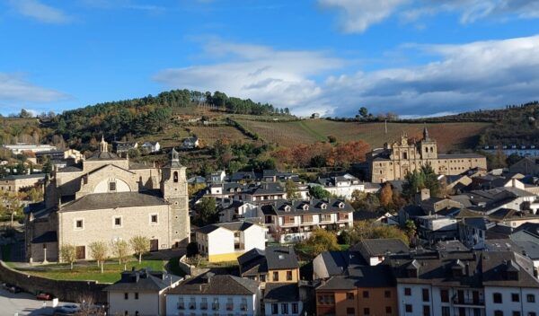 Vista panorámica de Villafranca del Bierzo con montañas y edificios