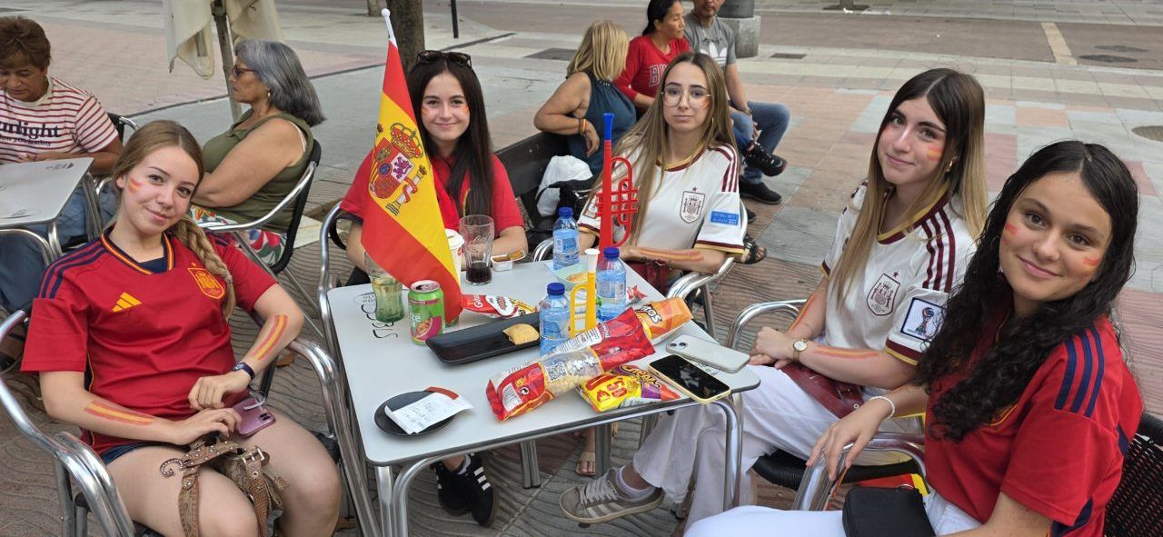 Grupo de jóvenes animando en la Plaza Fernando Miranda durante la final del Mundial