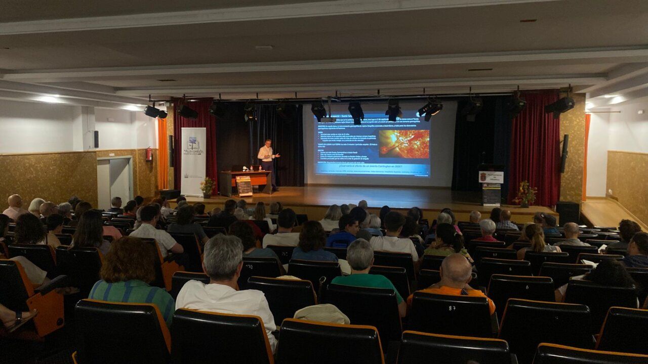 Presentación en la inauguración de GeoLaciana 2026 con público asistente