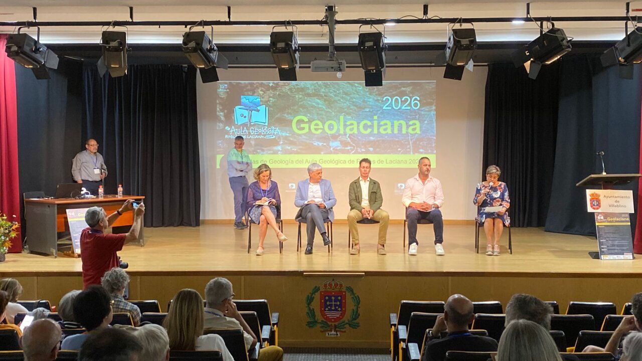 Inauguración de la VIII edición de GeoLaciana con ponentes en el escenario