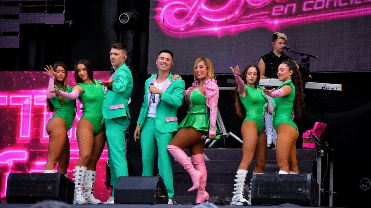 Actuación del Grupo Beatriz en la verbena de Vilela con bailarines y músicos.