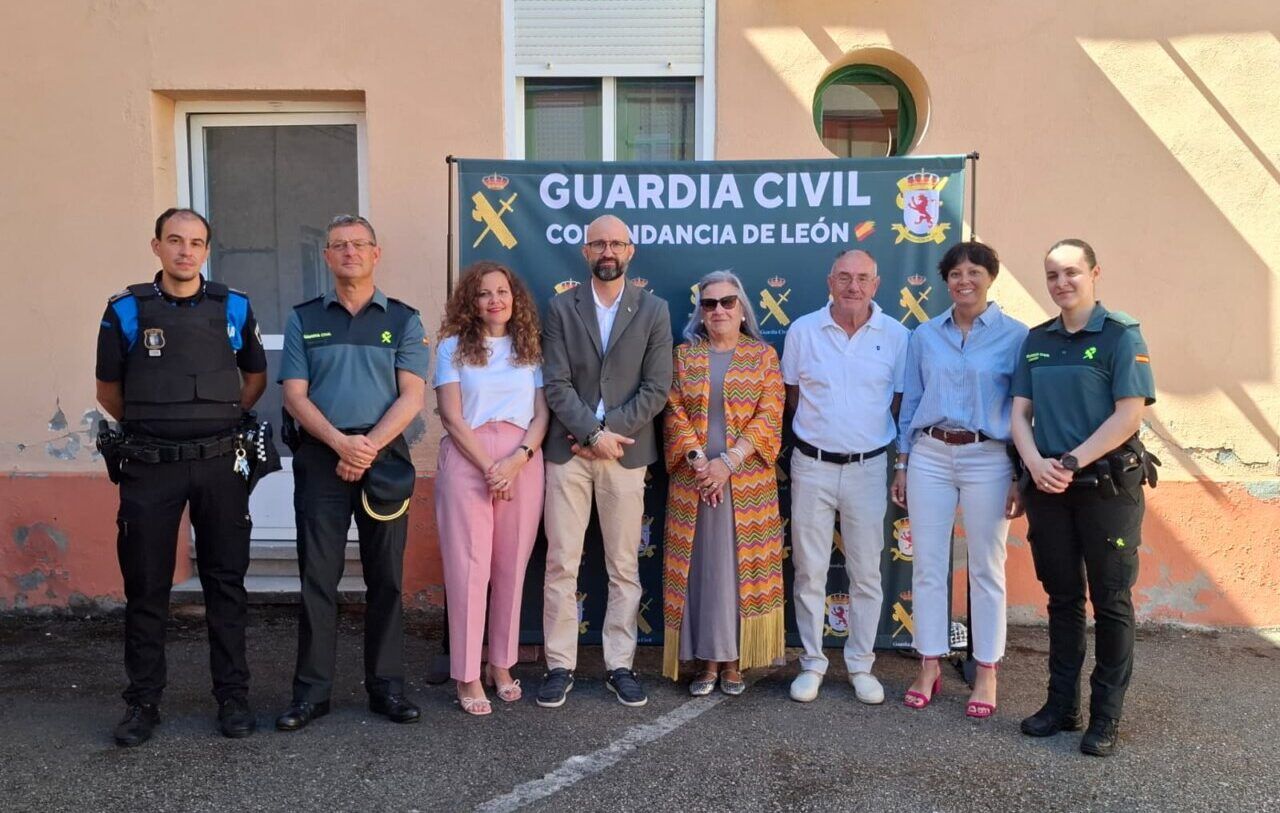 Grupo de personas en el cuartel de Bembibre con pictogramas de atención