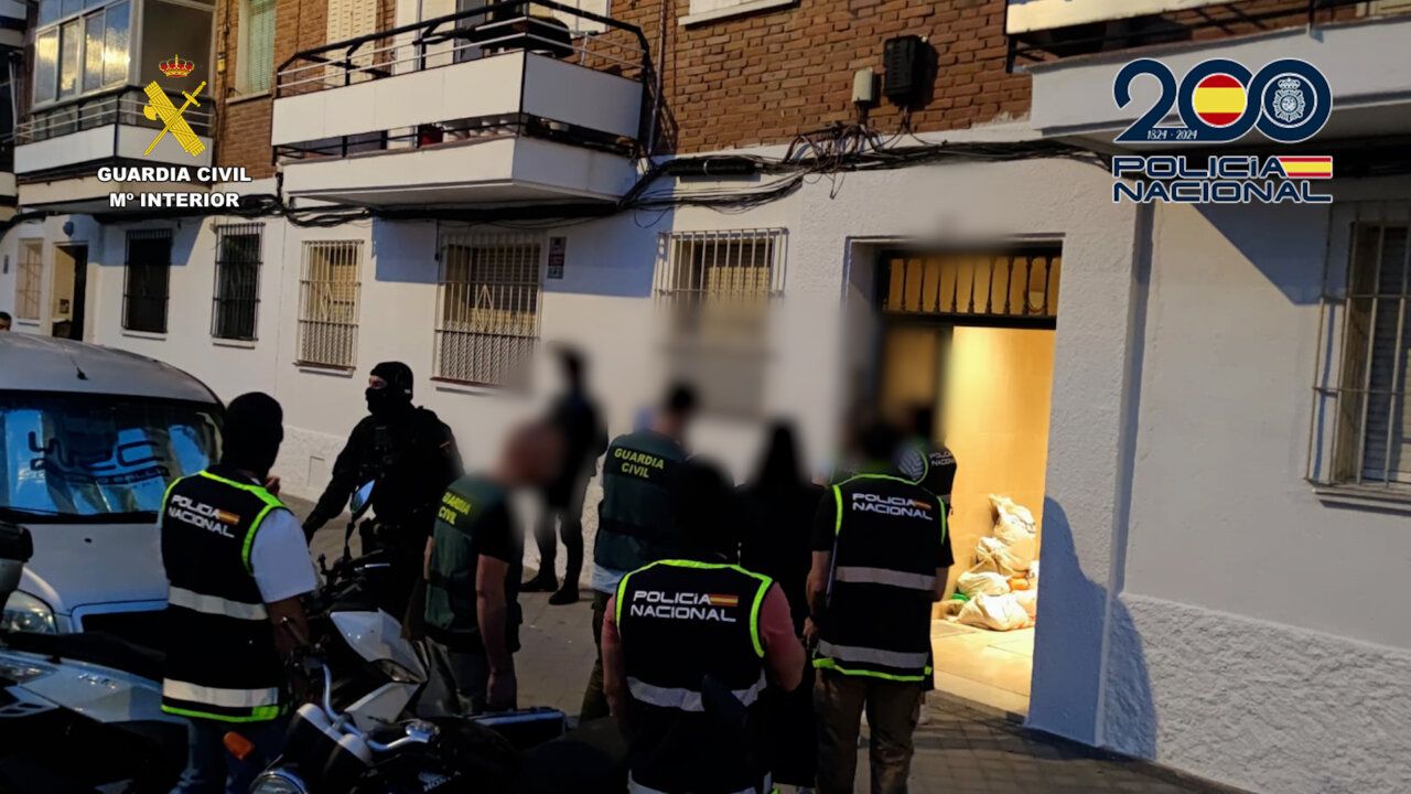 Agentes de la Guardia Civil y Policía Nacional en una operación policial
