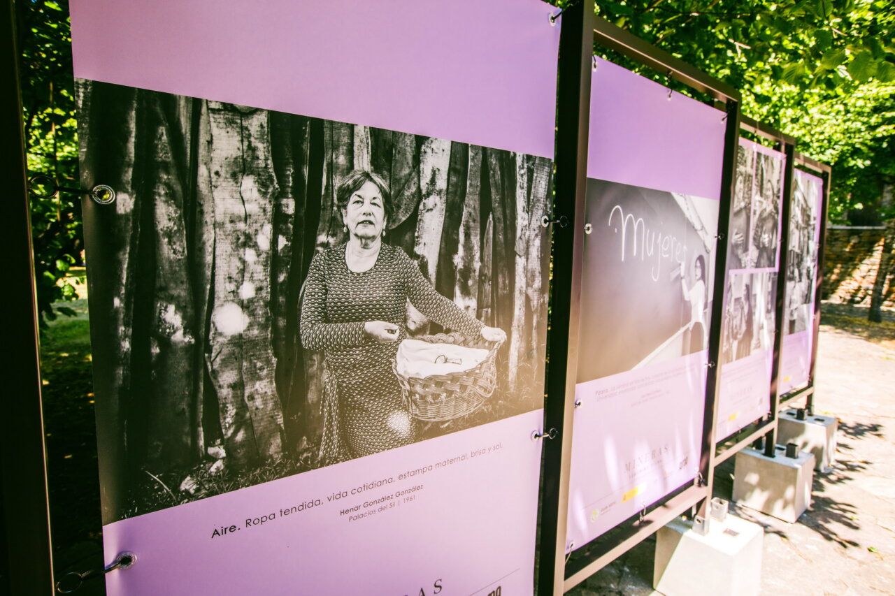 Mujer con canasta en exposición sobre mujeres mineras
