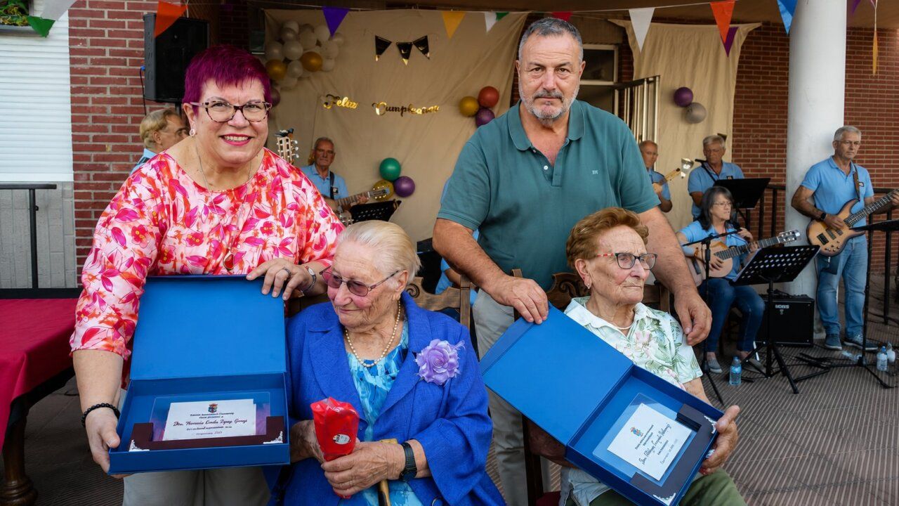 Tres vecinas centenarias recibiendo un homenaje en Camponaraya