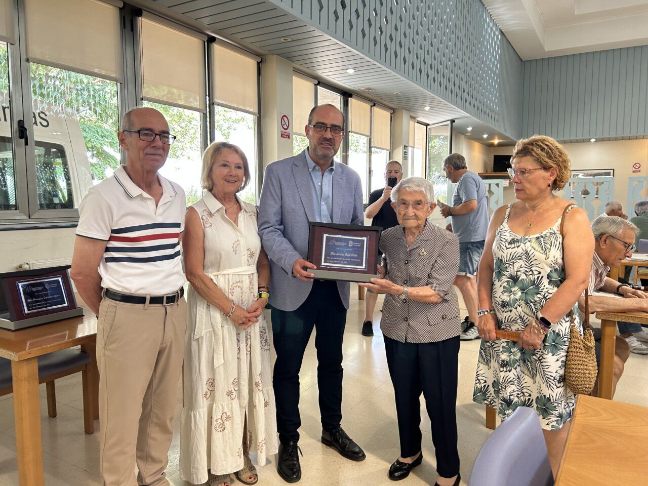 Homenaje a tres vecinos centenarios en Ponferrada con placas conmemorativas