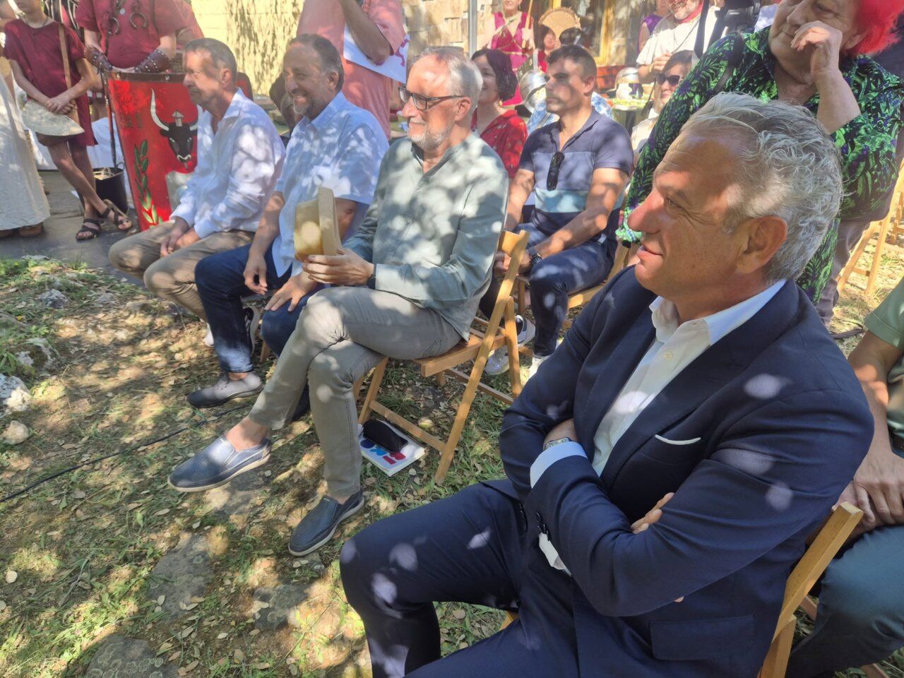 Asistentes sentados en un evento sobre la romanización en Las Médulas