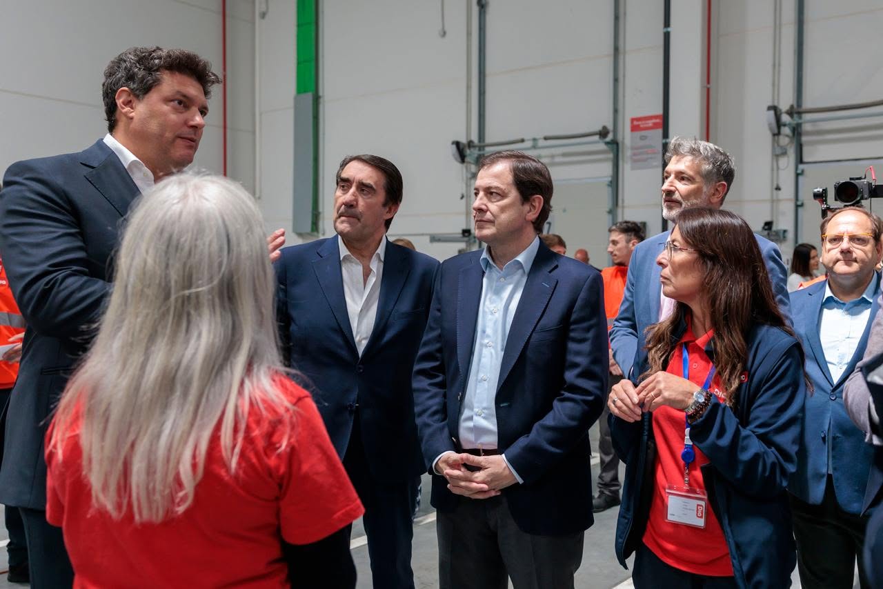 Inauguración de un centro logístico en Villadangos del Páramo con varias personas presentes.