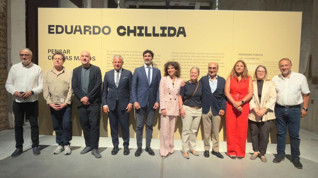 Inauguración de la exposición de Eduardo Chillida con varios asistentes