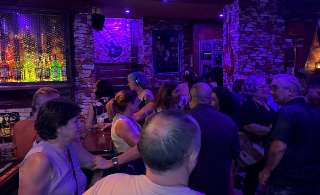 Inauguración del Lennon Club en Ponferrada con ambiente festivo y elegante.