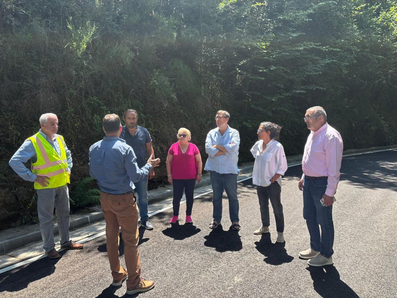 Grupo de personas discutiendo sobre el nuevo puente sobre el río Tejeira