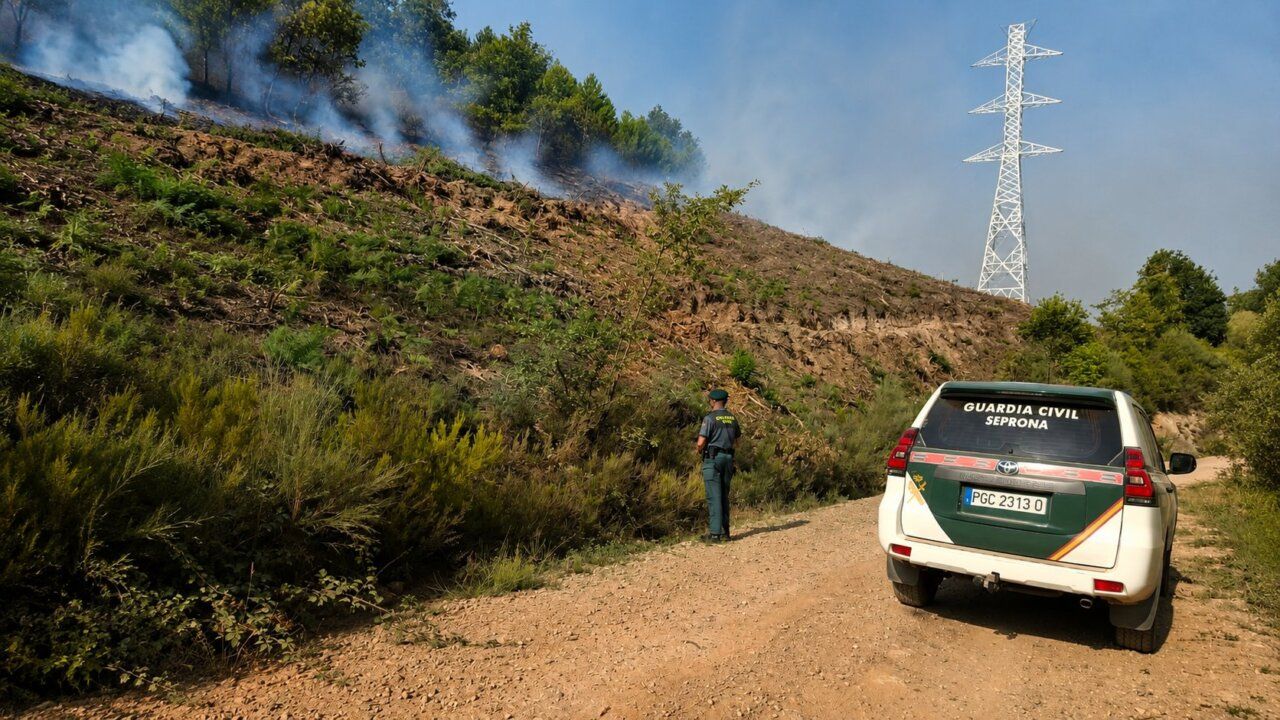 Efectivos de la Guardia Civil en un incendio forestal en Castropodame