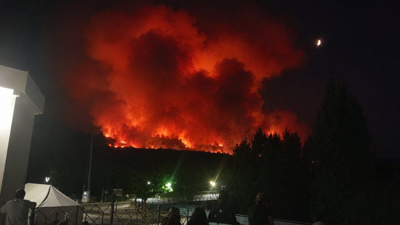 Incendio forestal en Castropodame con llamas y humo visible
