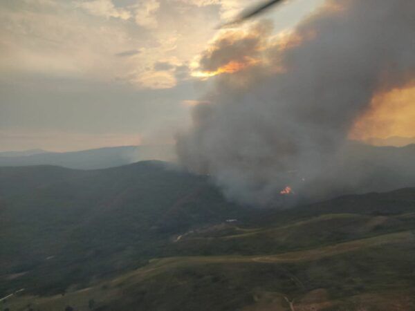 Vista aérea de un incendio forestal en Toreno y Villafranca del Bierzo